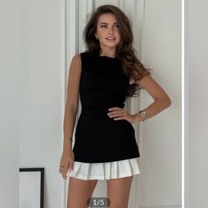 Commense Two-Tone Sleeveless Pleated Black and White Sleeveless Mini Dress S